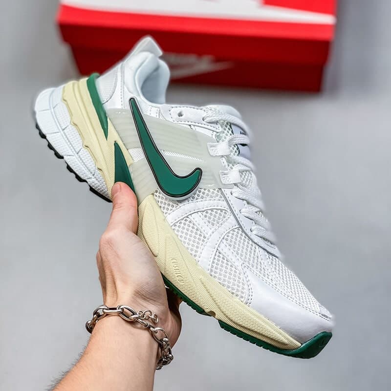 کتونی نایک وی تو کی ران سفید سبز NIKE V2K RUN — تصویر ۲