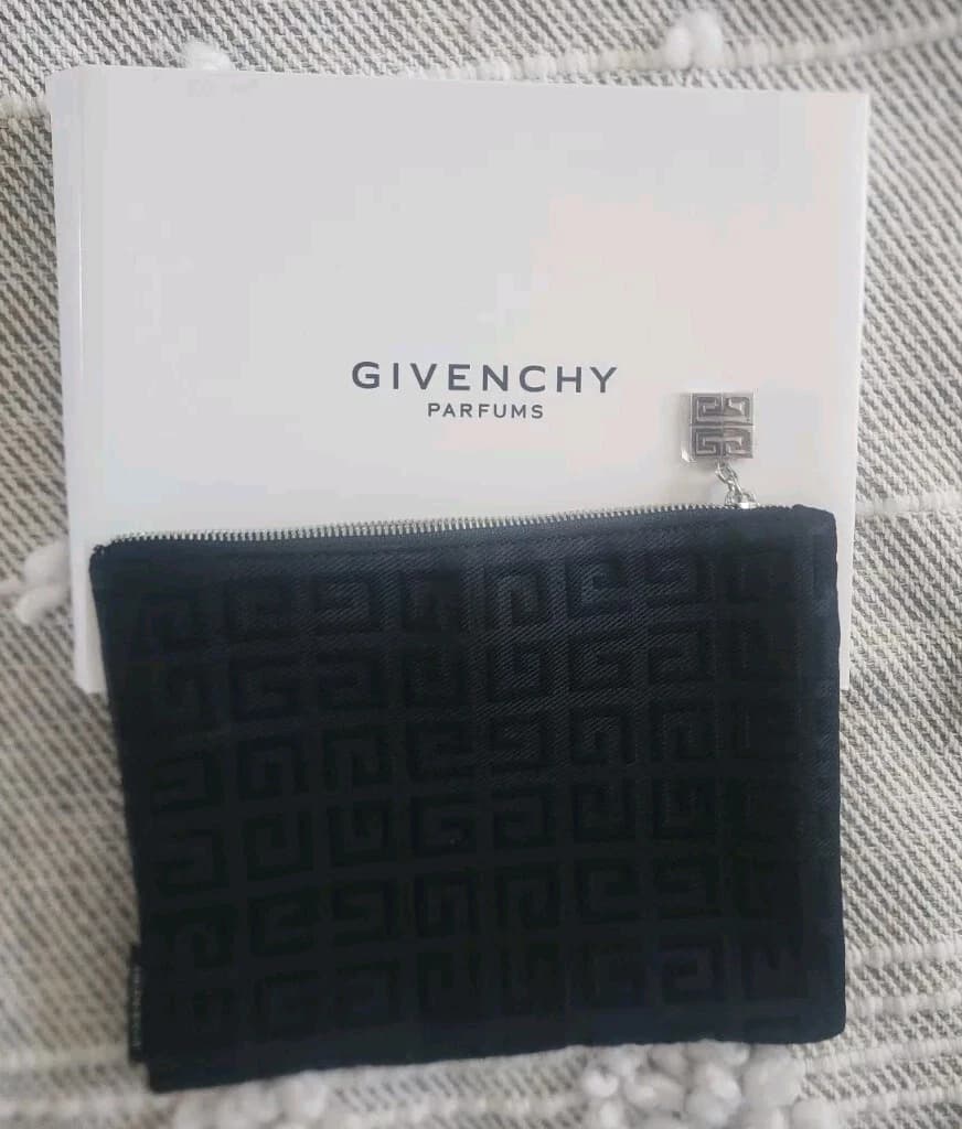 کیف آرایشی مشکی مینیمال برند Givenchy — تصویر ۳