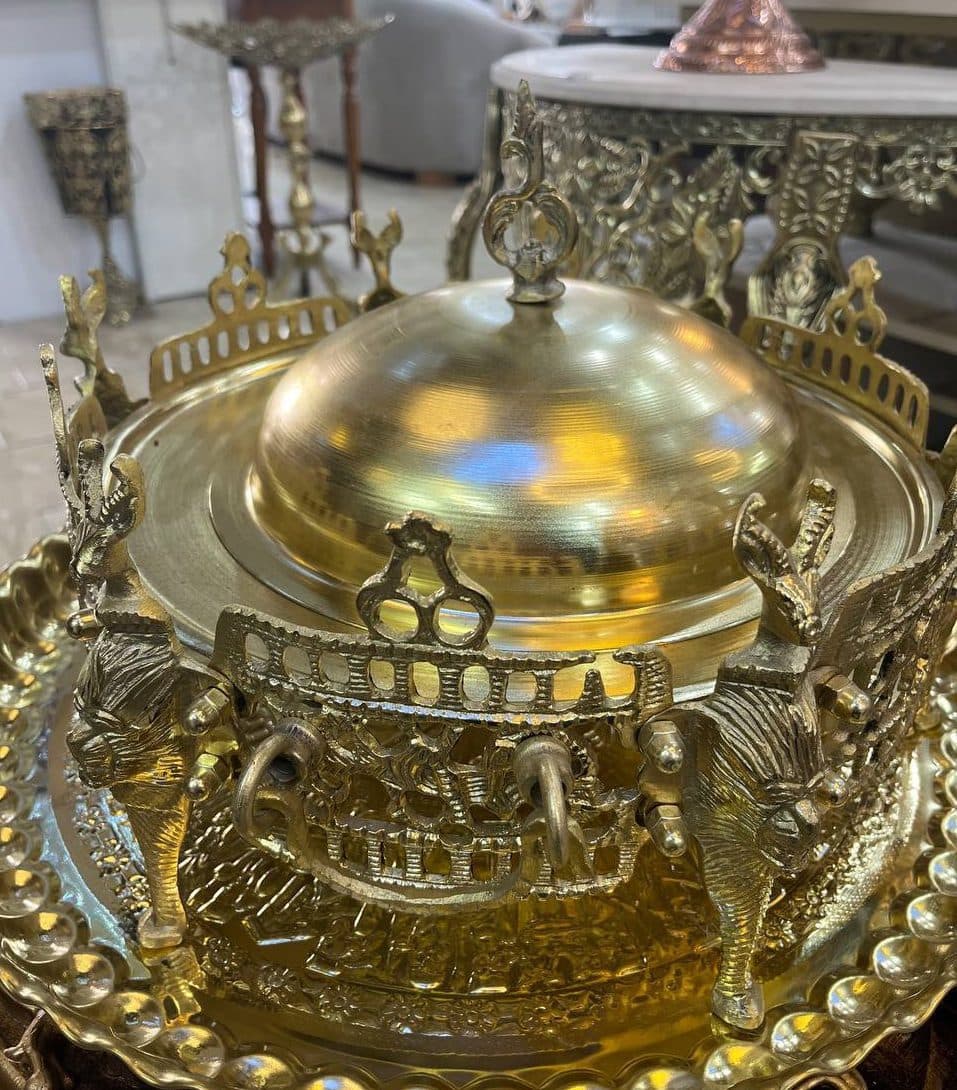منقل و سینی برنجی پایه طرح شیر ریخته سنگین