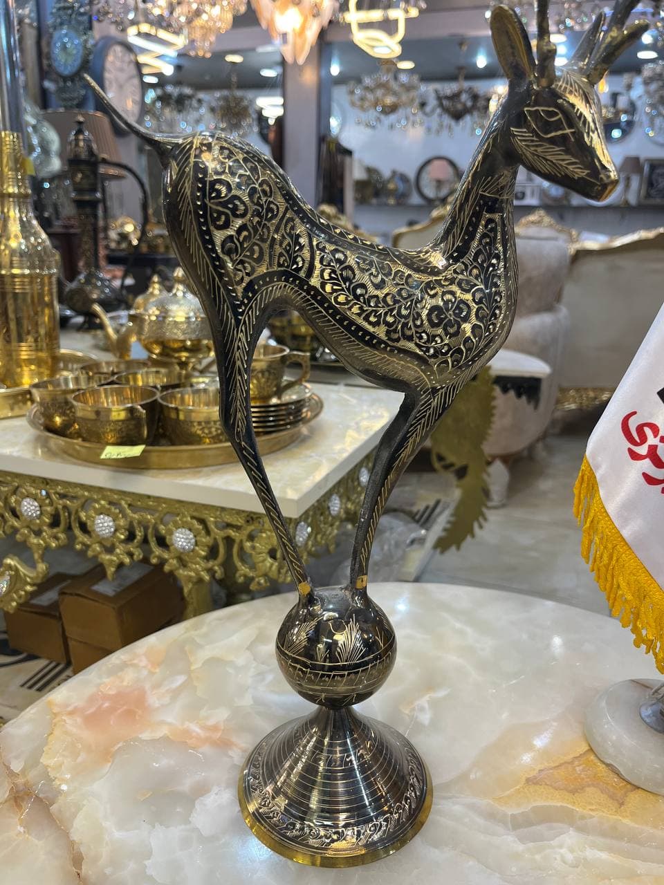 گوزن برنزی سیاه قلم روی گوی 43 سانت — تصویر ۲