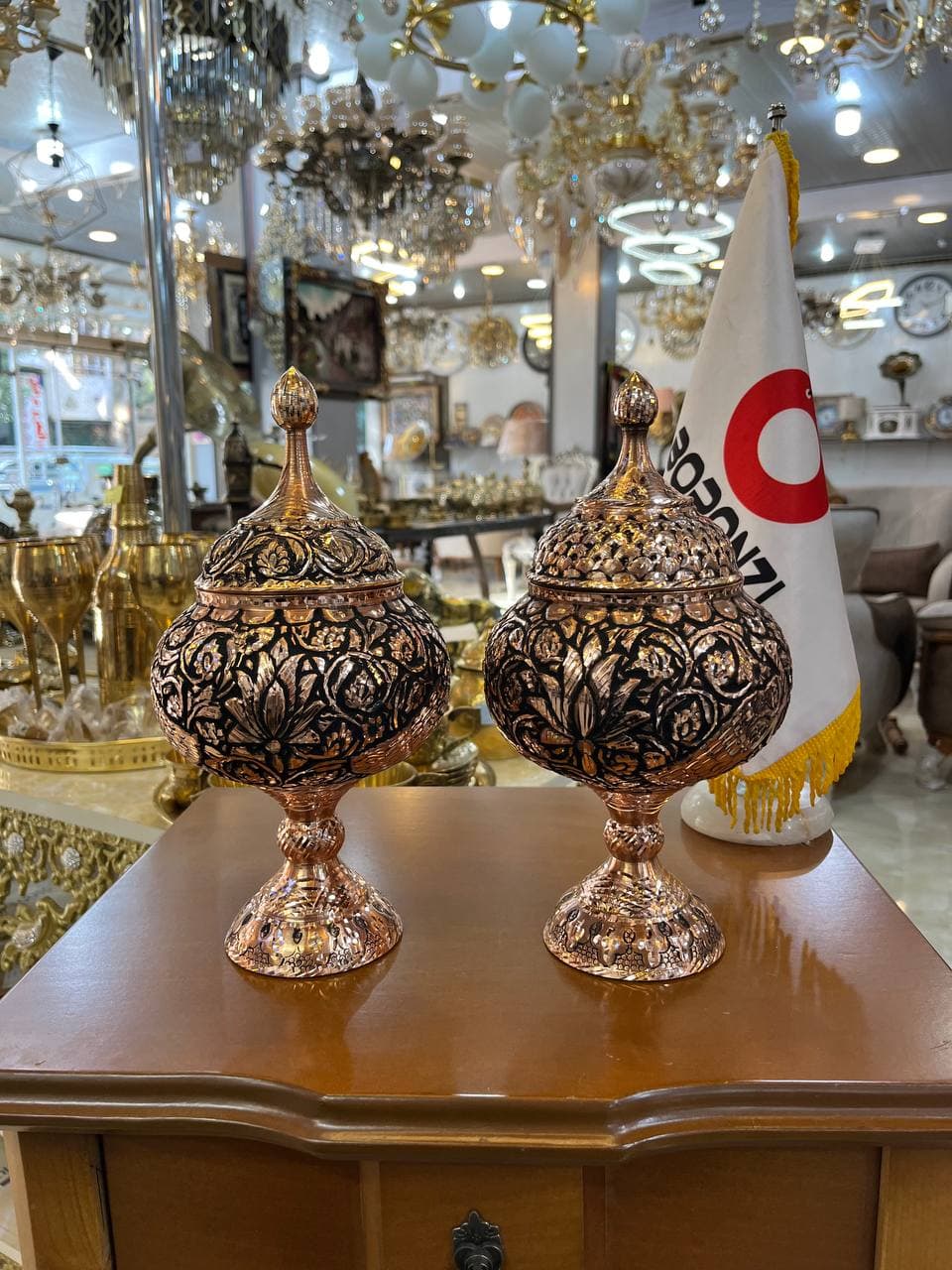 شکلات خوری پایه دار قلمزنی و تراش درب دار