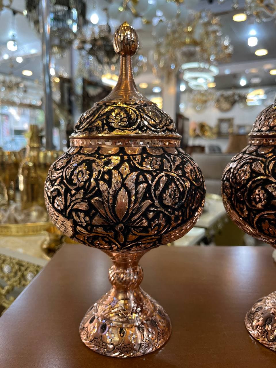 شکلات خوری پایه دار قلمزنی و تراش درب دار — تصویر ۲