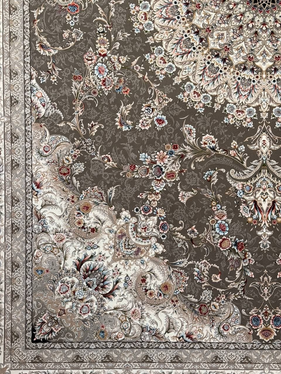 فرش ۱۲۰۰ شانه نقشه تبریز زمینه دودی — تصویر ۳