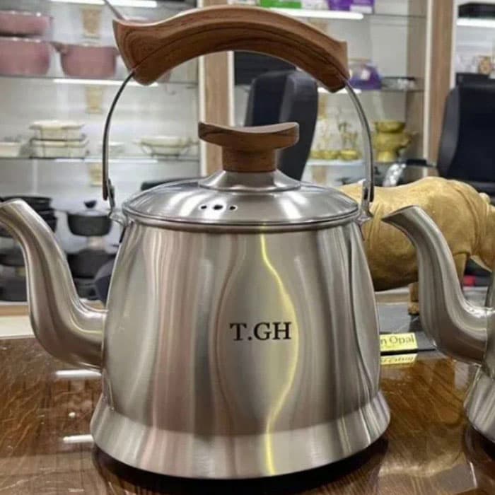 کتری قیطاسی T.GH مدل کاوه 2/5 لیتری لوله دار مات کف چدن دستگیره طرح چوب کد TGH-30207