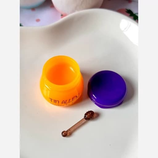 بالم لب کوزه ای کاسه ای ظرف عسلی شاداب کننده آبرسان و نرم کننده بالم لب پینترستی فانتزی کیوت همراه بیلبیلک کره ای — تصویر ۳