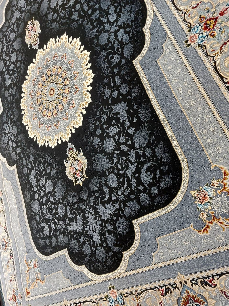 فرش ۷۰۰ شانه نقشه سرور سرمه ای — تصویر ۳