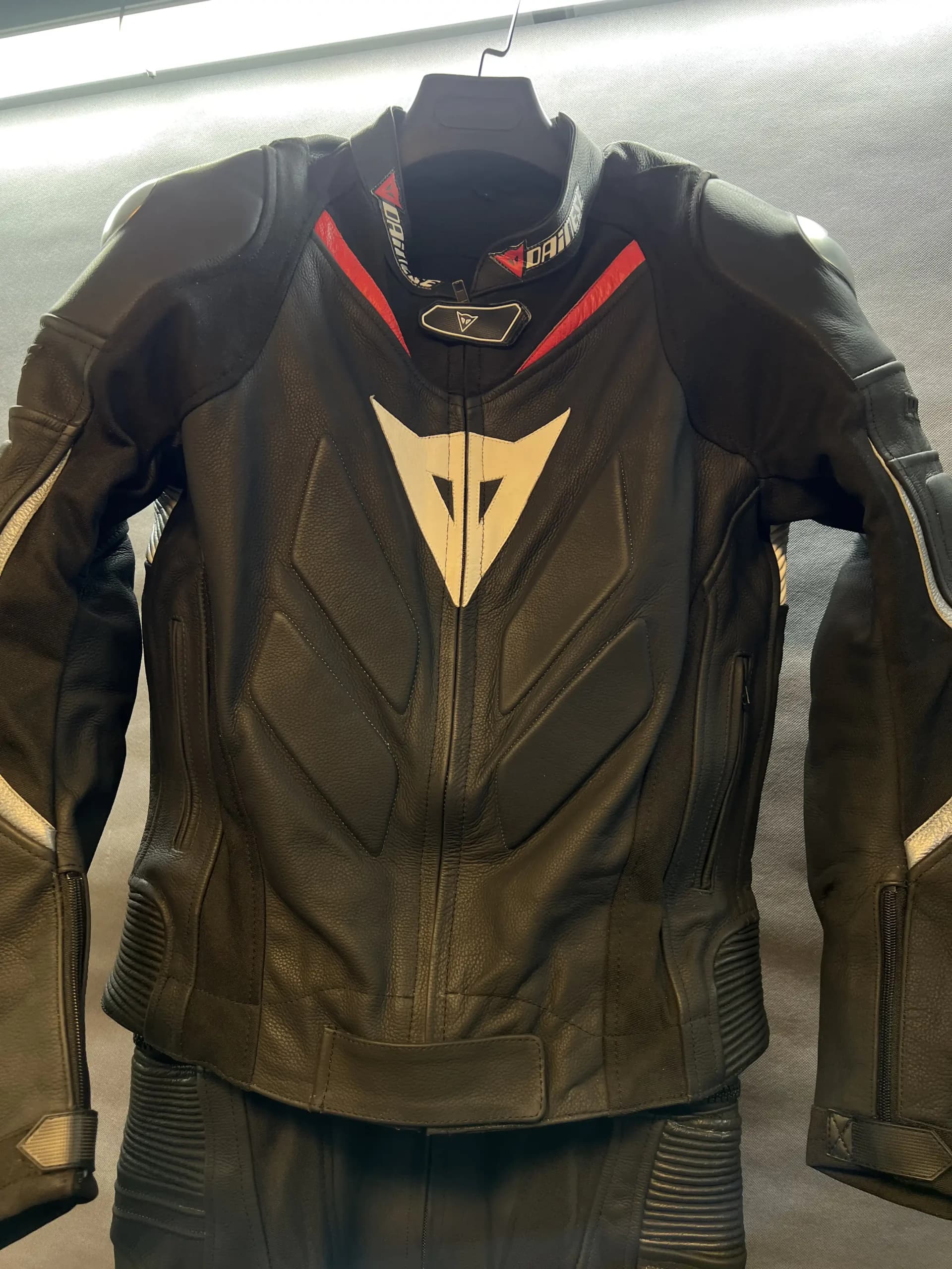 ست چرم دوتیکه ریسی Dainese — تصویر ۲