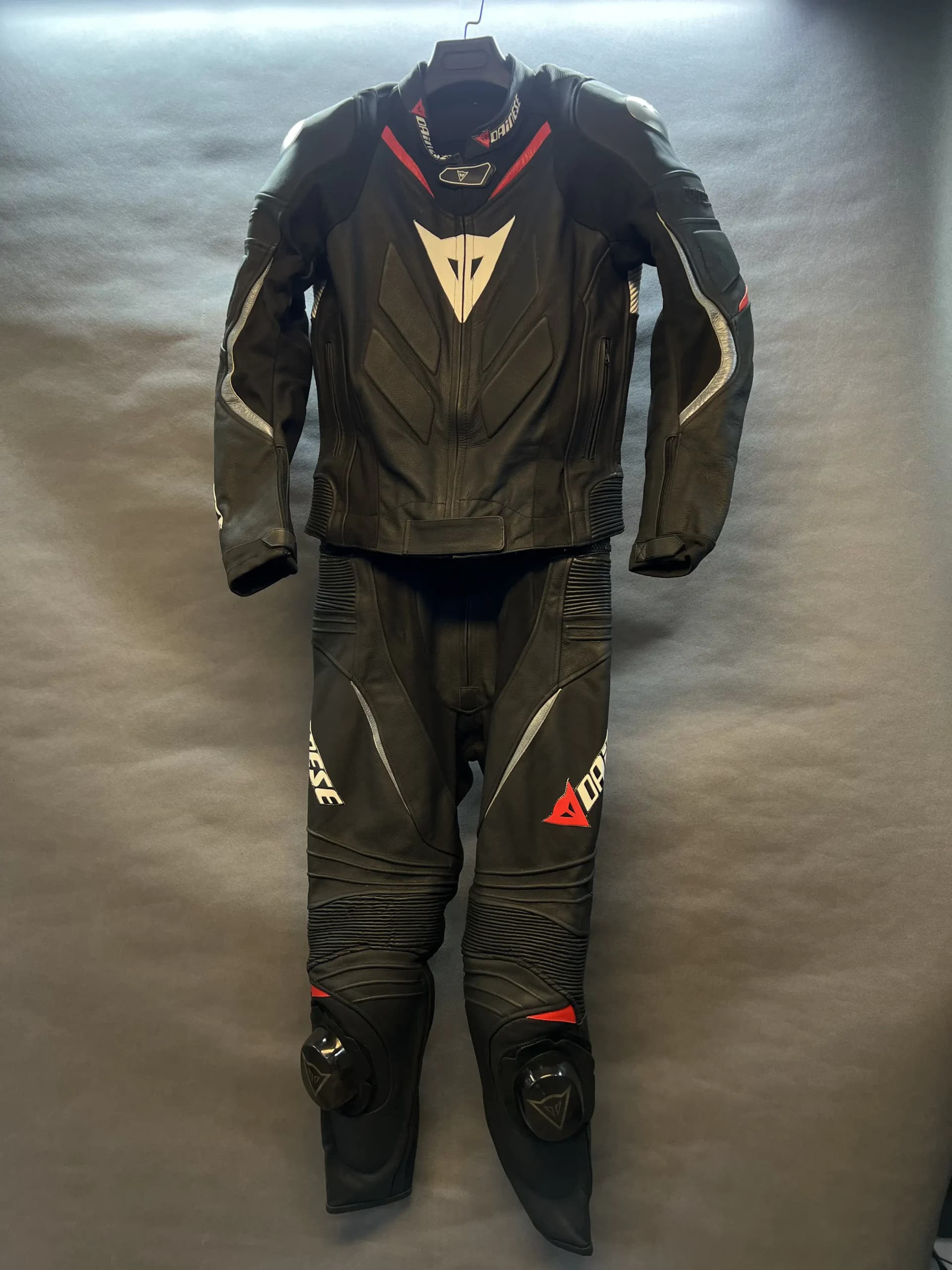 ست چرم دوتیکه ریسی Dainese — تصویر ۳