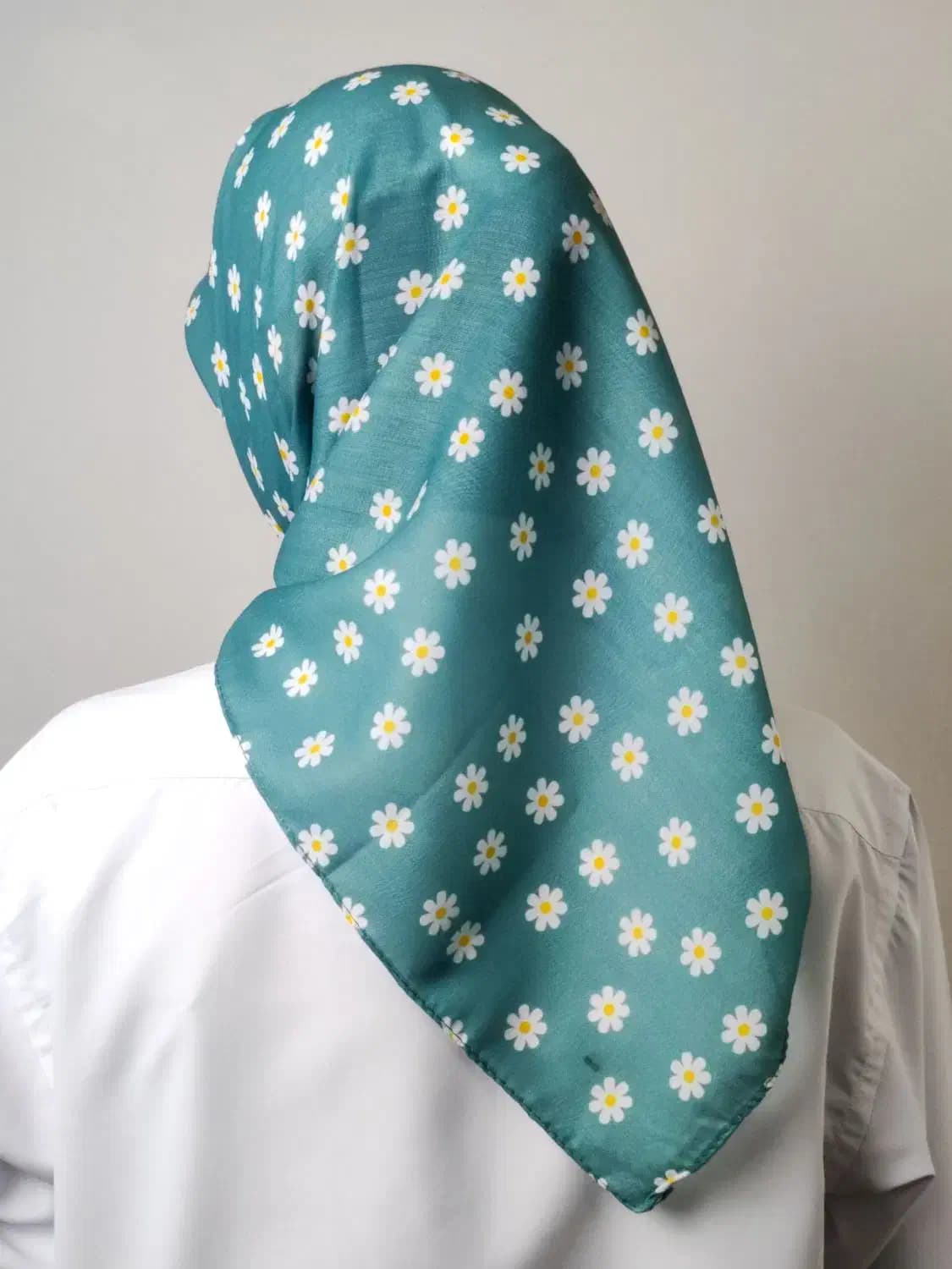 مینی اسکارف نخی دخترونه طرح گل بابونه آبی — تصویر ۲