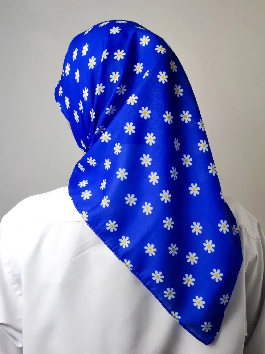 مینی اسکارف نخی دخترونه طرح گل بابونه آبی کاربنی — تصویر ۲
