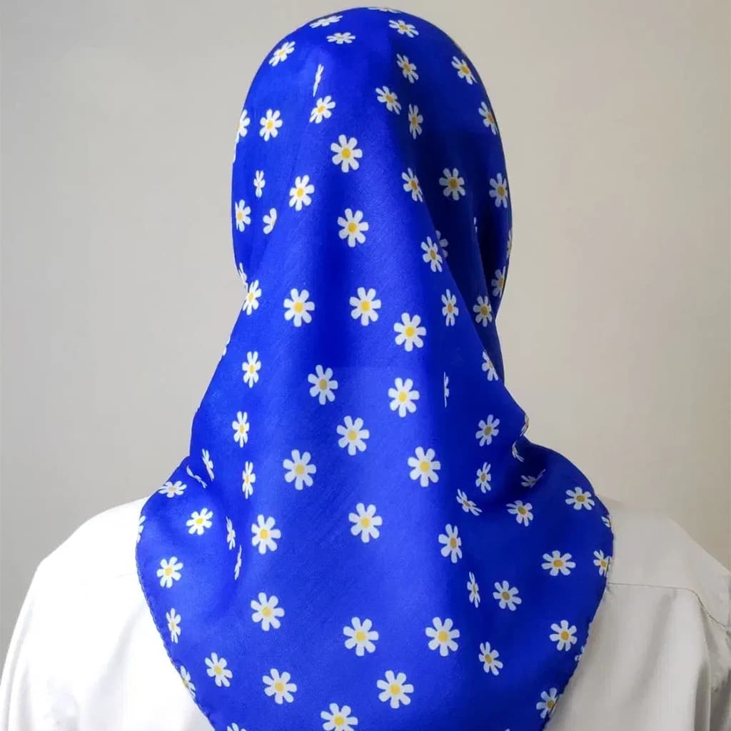 مینی اسکارف نخی دخترونه طرح گل بابونه آبی کاربنی
