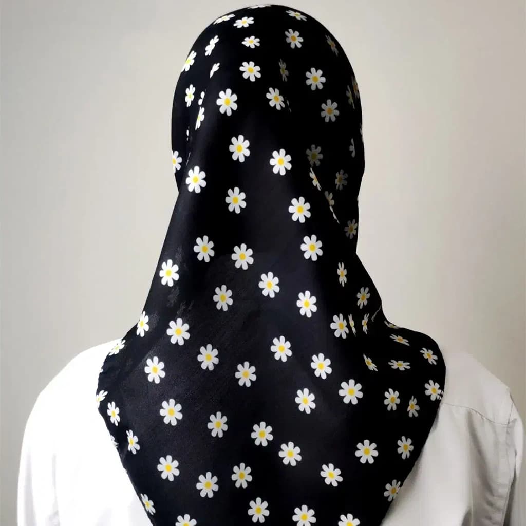 مینی اسکارف نخی دخترونه طرح گل بابونه رنگ مشکی