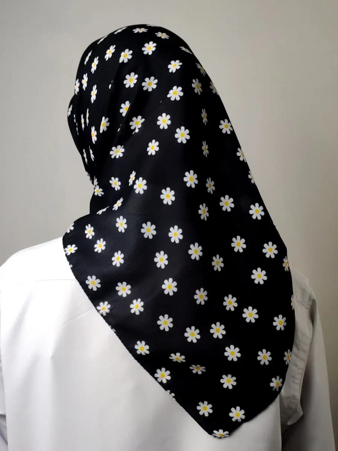 مینی اسکارف نخی دخترونه طرح گل بابونه رنگ مشکی — تصویر ۲