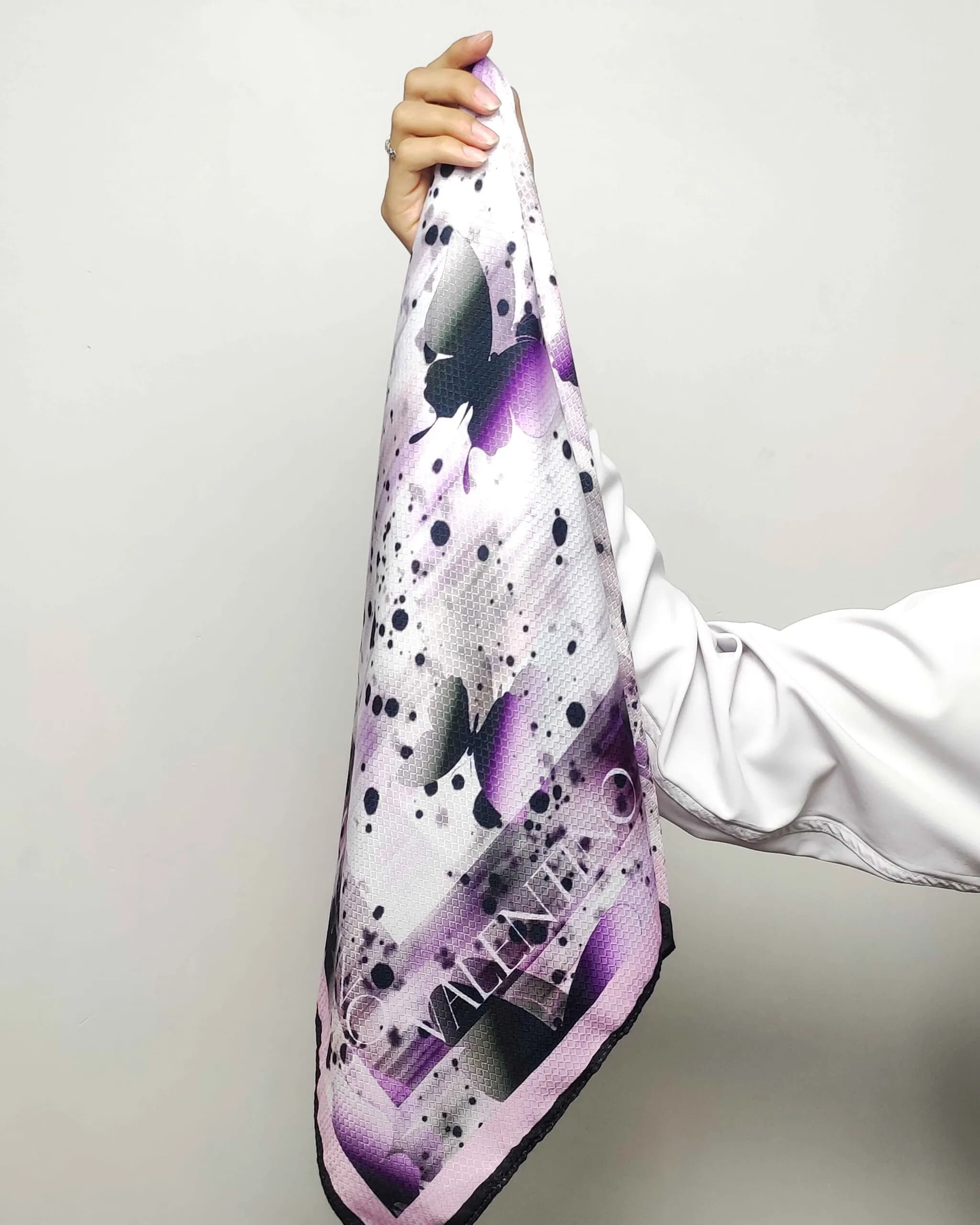مینی اسکارف نخی دخترونه بنفش طرح آبرنگ — تصویر ۳