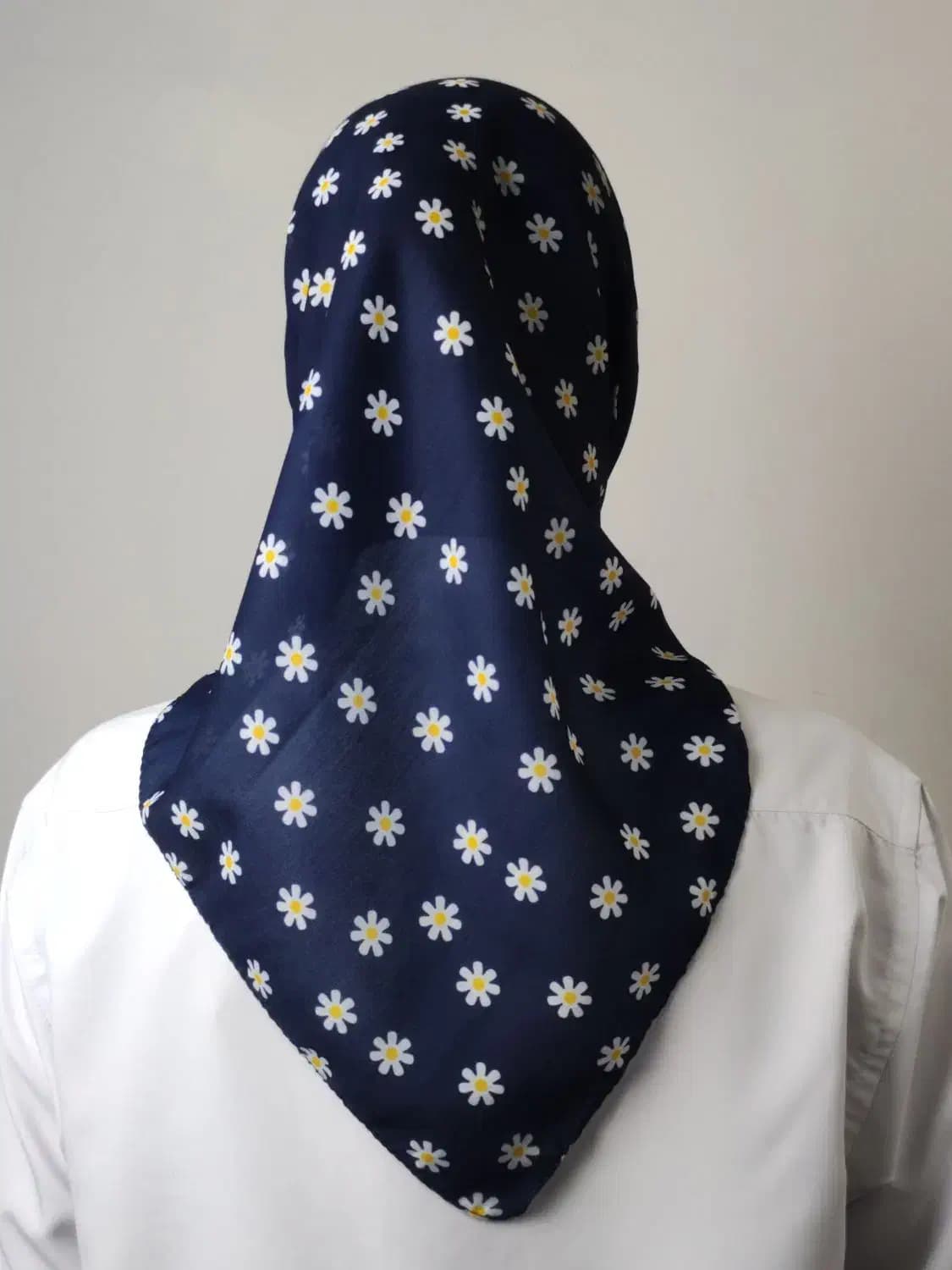 مینی اسکارف نخی دخترونه طرح گل بابونه — تصویر ۵