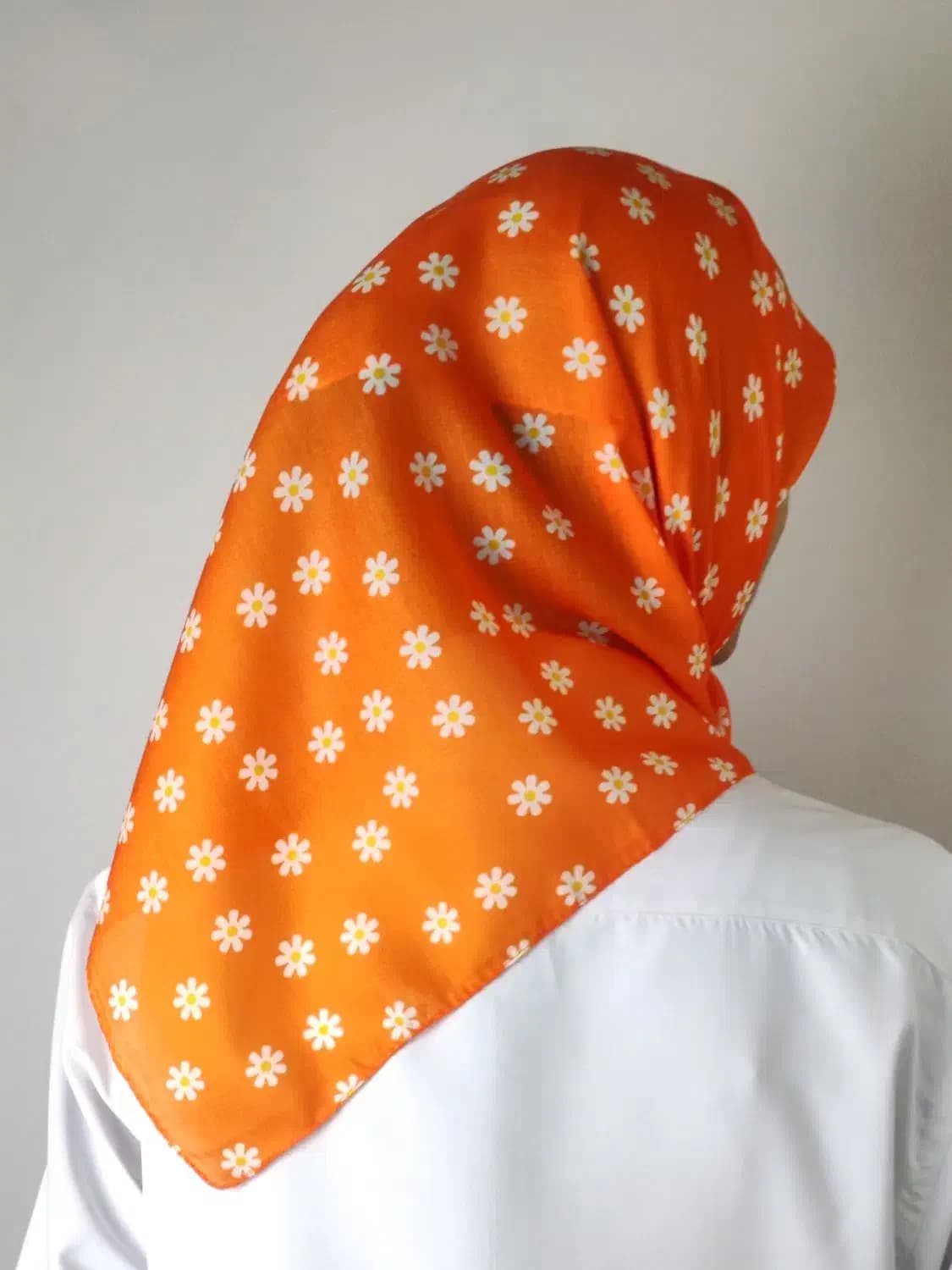 مینی اسکارف نخی دخترونه طرح گل بابونه — تصویر ۴