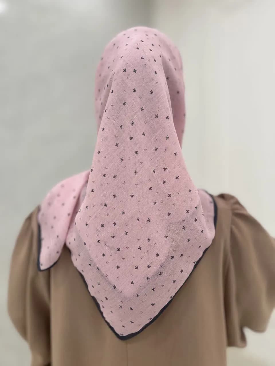 روسری نخی دخترانه طرح پاپیون ریز صورتی — تصویر ۲