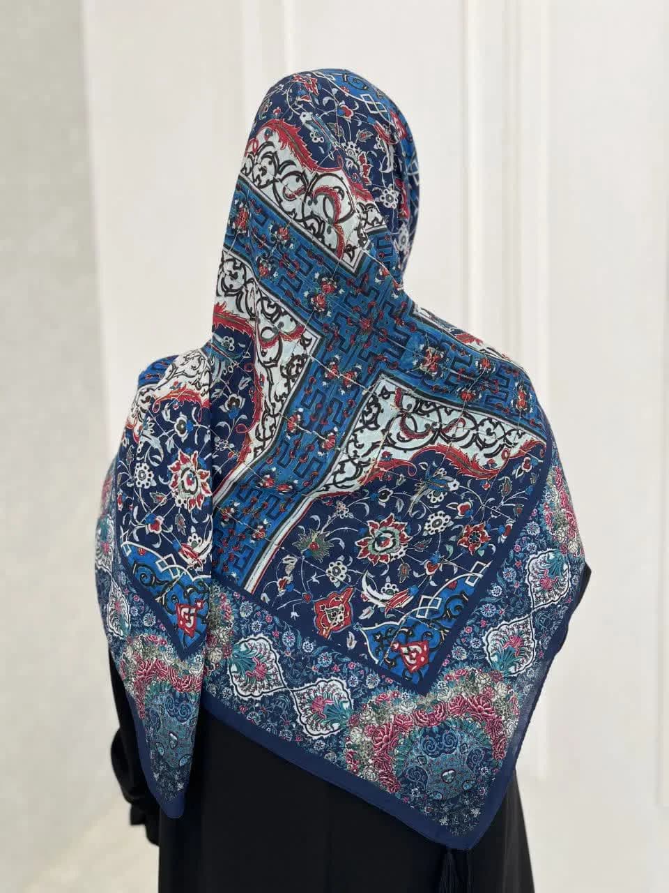 روسری سوپرنخ زنانه طرح گلزار رنگ سبز آبی تیره — تصویر ۲