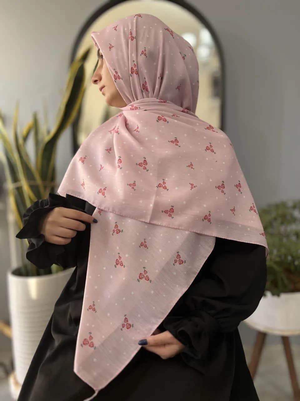 روسری سوپرنخ زنانه طرح شکوفه قرمز رنگ صورتی — تصویر ۲