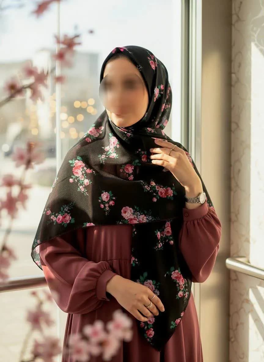 روسری سوپرنخ زنانه طرح گل صورتی رنگ مشکی — تصویر ۲