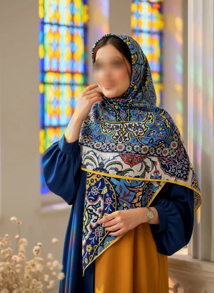 روسری سوپرنخ زنانه طرح کاشی سنتی رنگ آبی — تصویر ۲