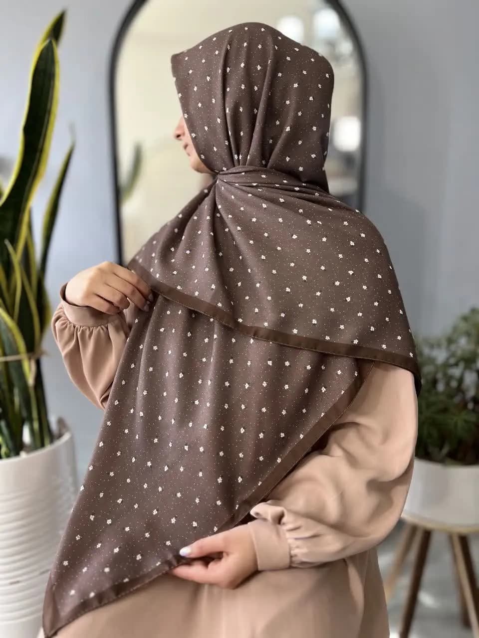 روسری سوپرنخ زنانه طرح گل ریز و نقطه چین قهوه ای