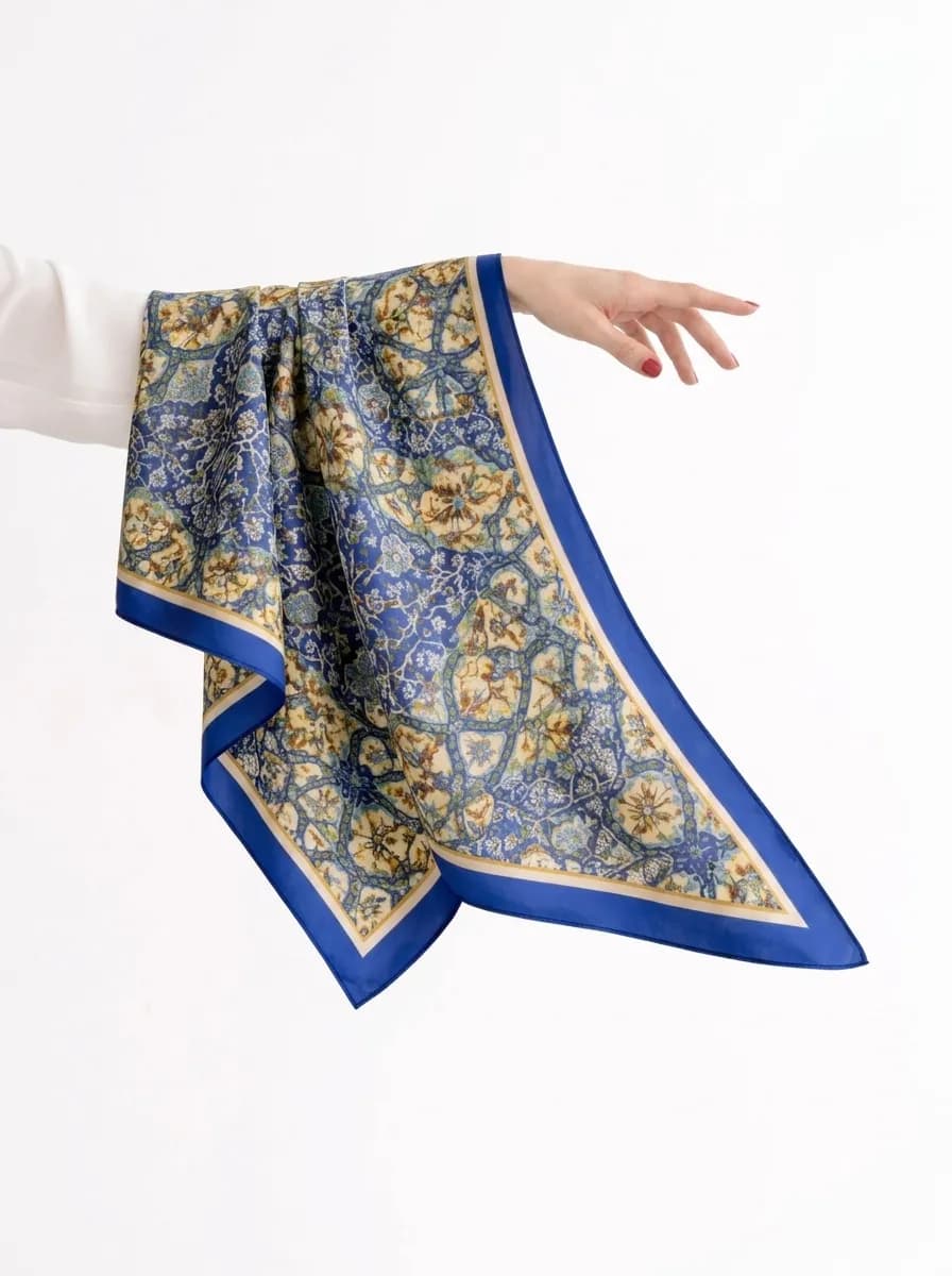 روسری سوپرنخ زنانه طرح سنتی رنگ آبی طلایی