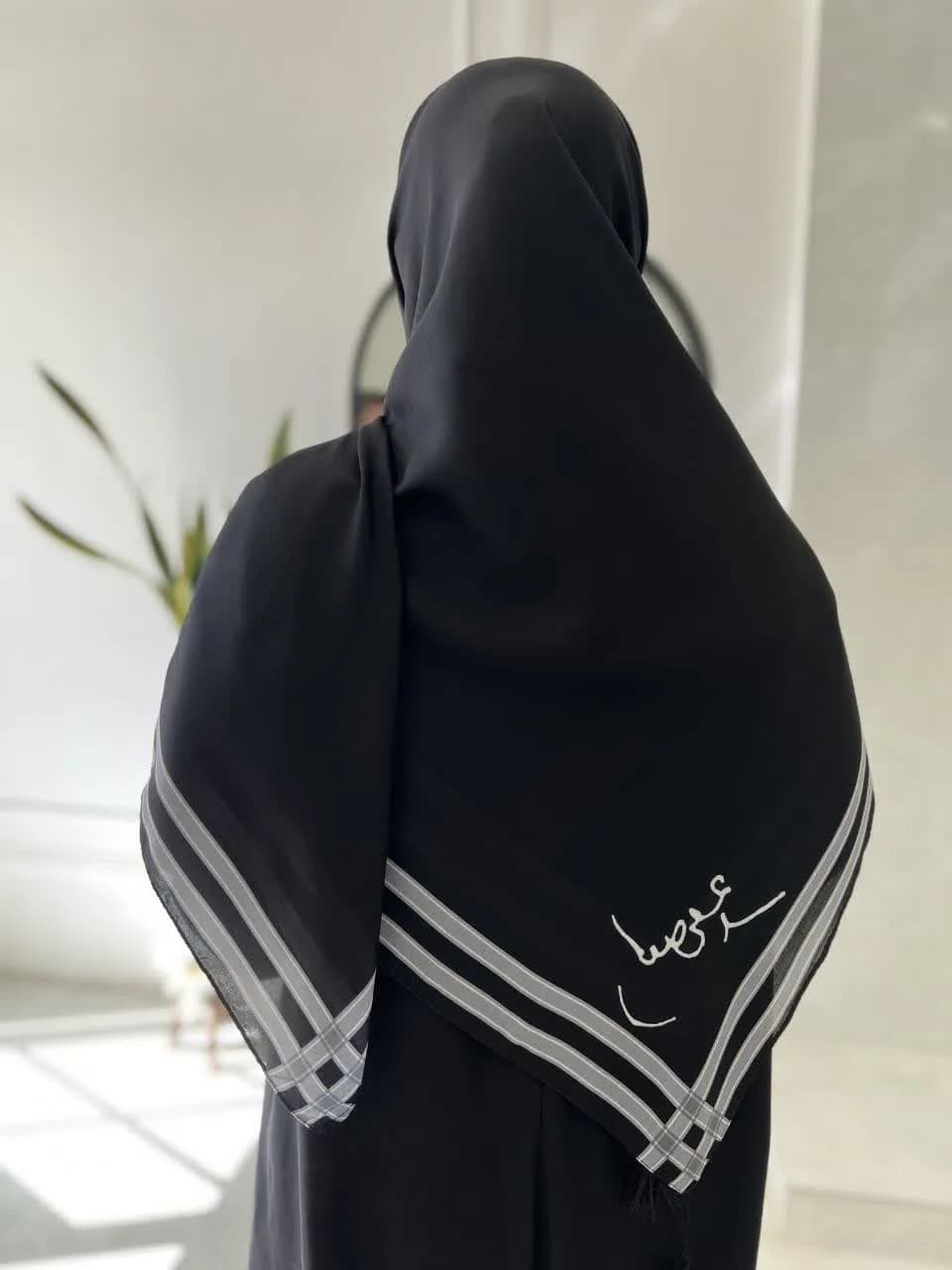 روسری سوپرنخ زنانه طرح امضاء رهبری رنگ مشکی حاشیه خاکستری — تصویر ۲