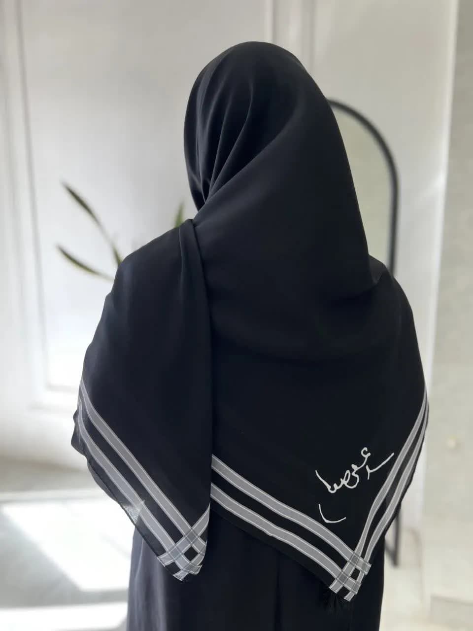 روسری سوپرنخ زنانه طرح امضاء رهبری رنگ مشکی حاشیه خاکستری — تصویر ۳