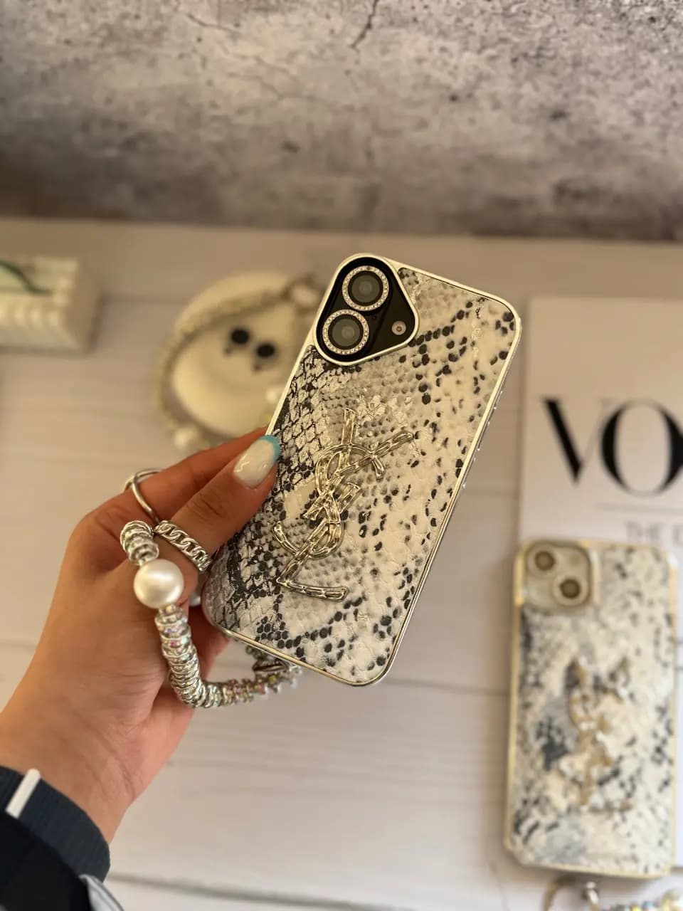قاب YSL پایتون با آویز و محافظ لنز نگین دار (کدC1983) — تصویر ۶