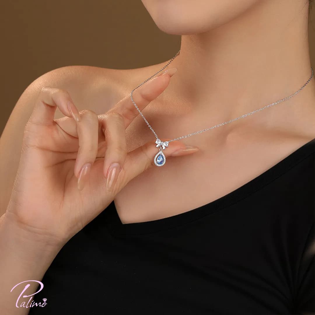 گردنبند نقره نگین آبی و پاپیون N2180 با روکش طلای سفید — تصویر ۳