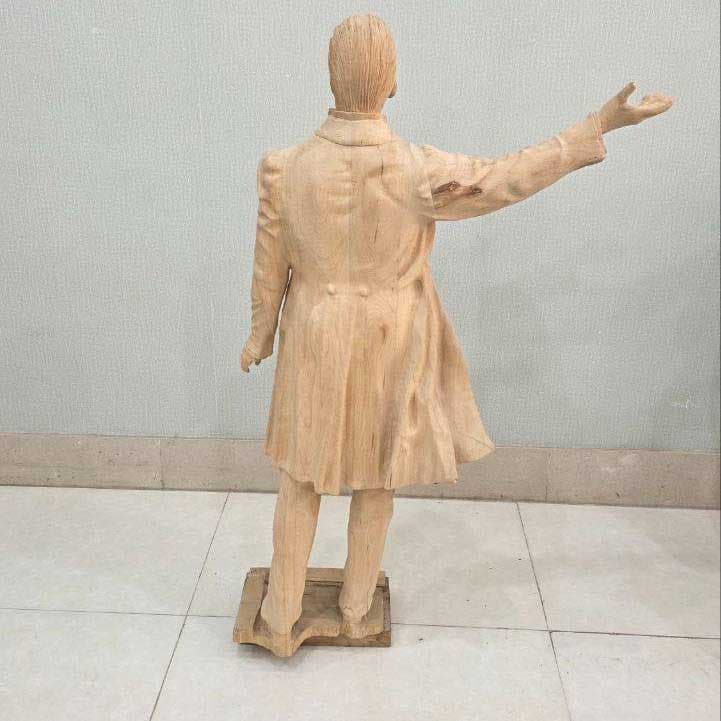 مجسمه آبراهام لینکلن چوب راش — تصویر ۴