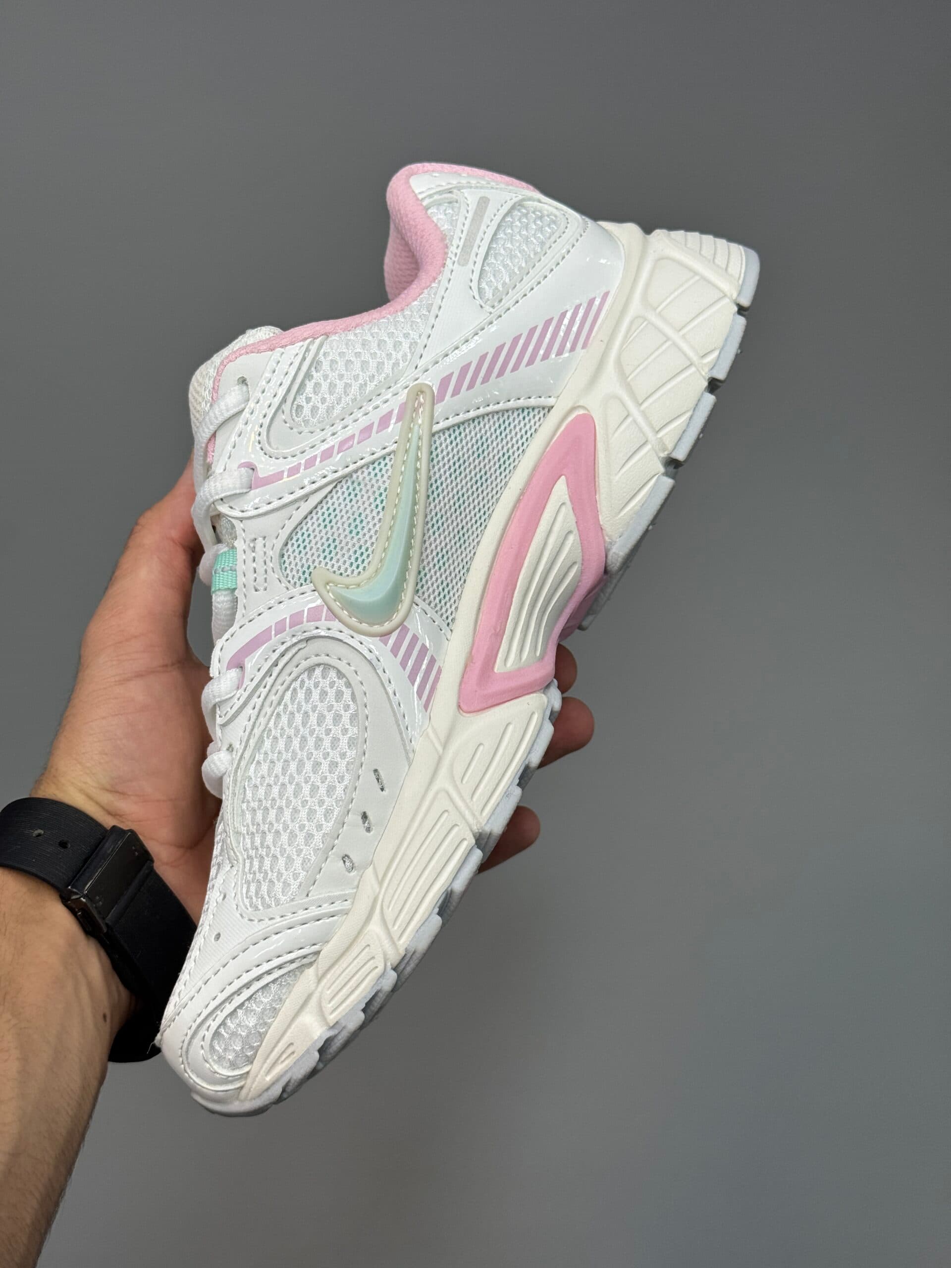 نایک وی فایو آر ان آر سفید صورتی Nike V5 RNR — تصویر ۴