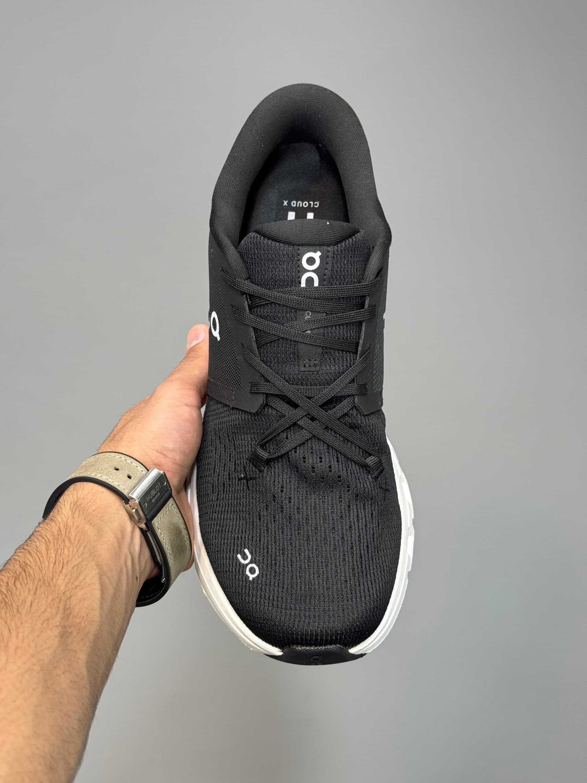 کتونی آن رانینگ کلود ایکس 4 مشکی سفید On Running Cloud X4 — تصویر ۳