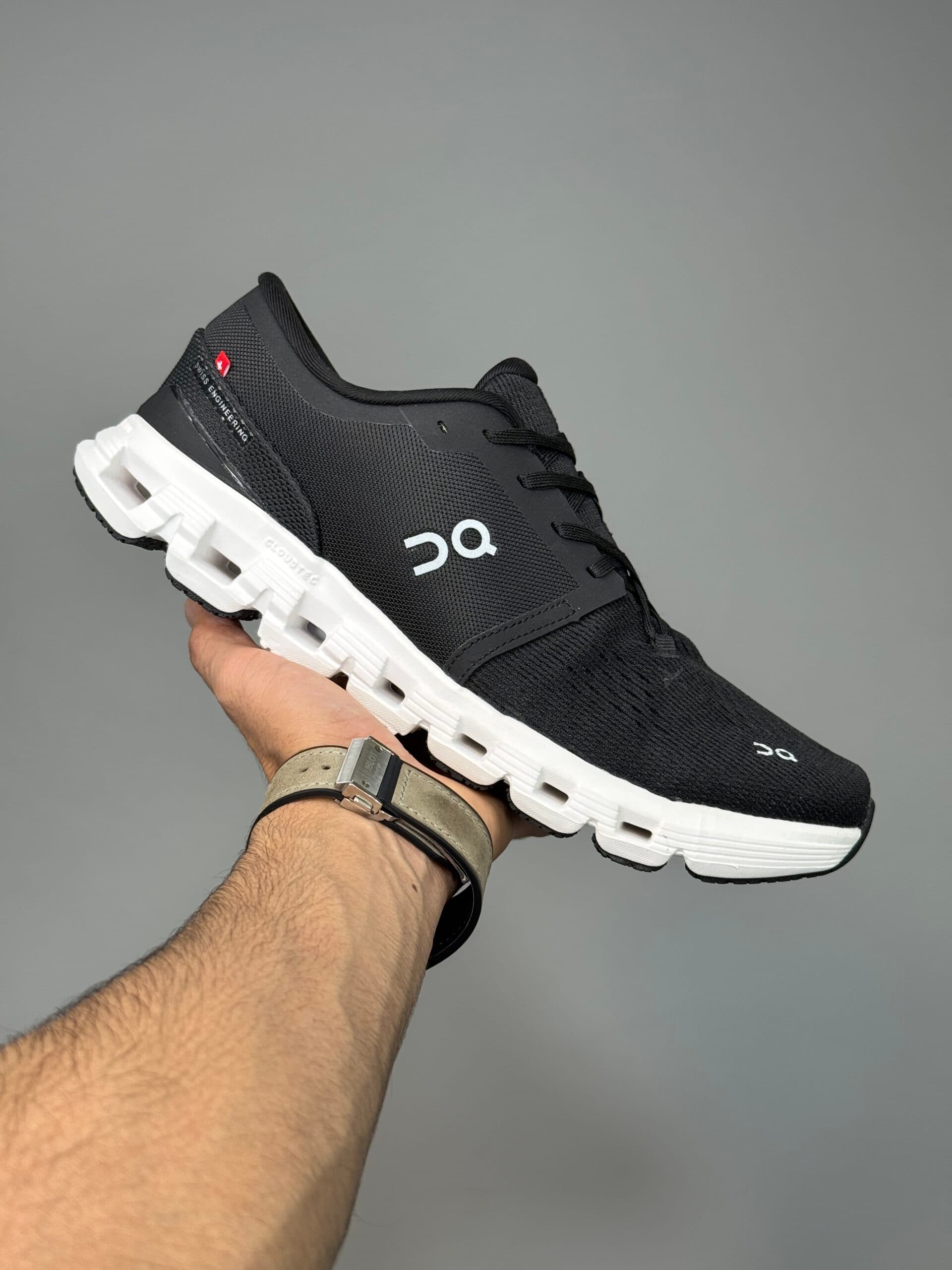کتونی آن رانینگ کلود ایکس 4 مشکی سفید On Running Cloud X4 — تصویر ۲
