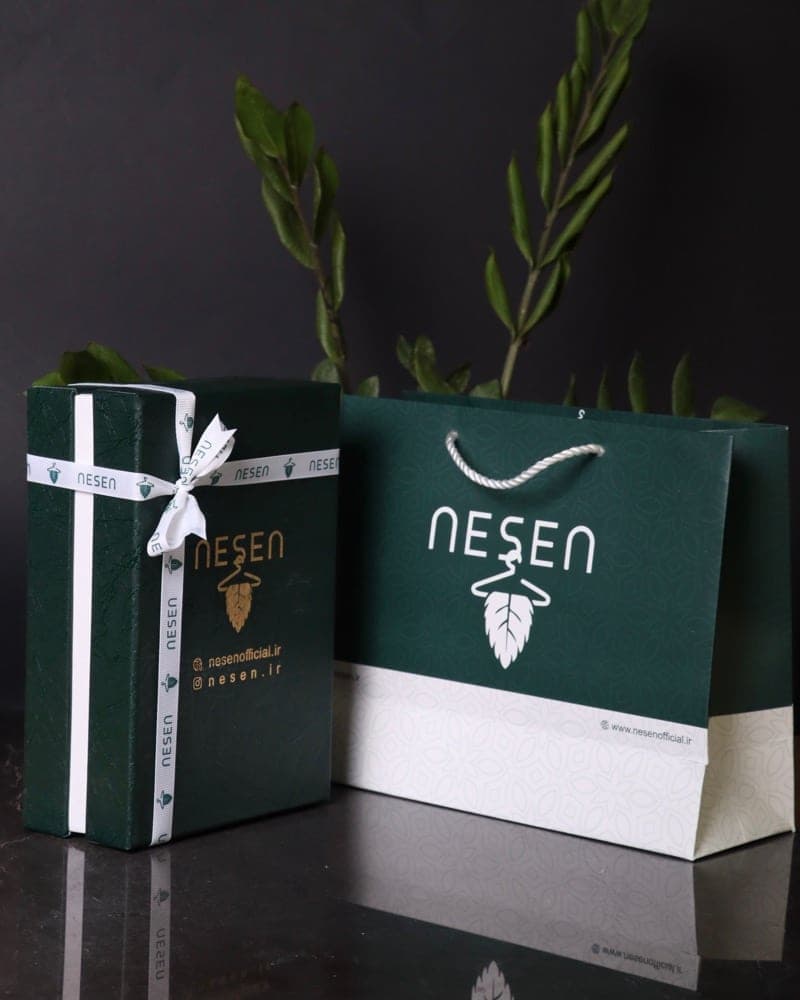 ست کراوات و دستمال جیب مردانه NESEN | طرح کجراه سرمه‌ای T137 — تصویر ۴