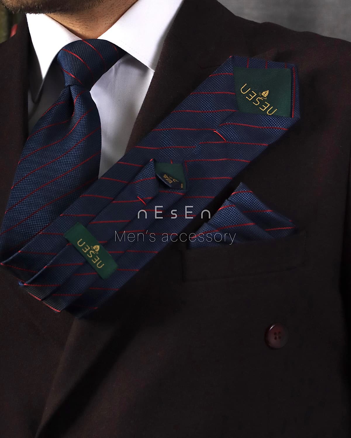 ست کراوات و دستمال جیب مردانه NESEN | طرح کجراه سرمه‌ای T137 — تصویر ۲