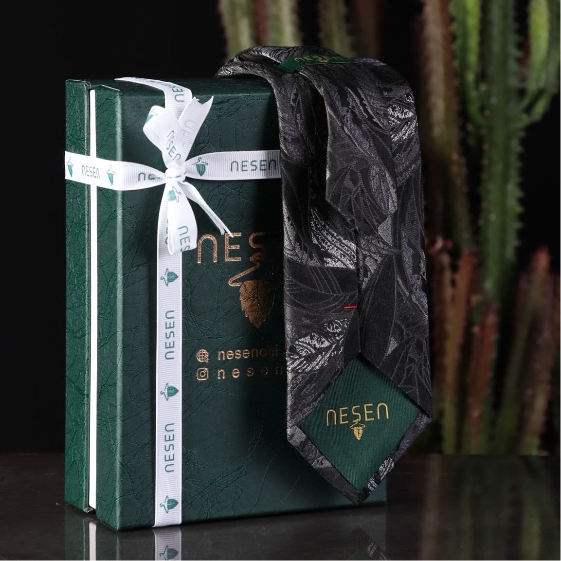 کراوات و پوشت مردانه NESEN – طرح برگ طوسی نقره‌ای T115 — تصویر ۳