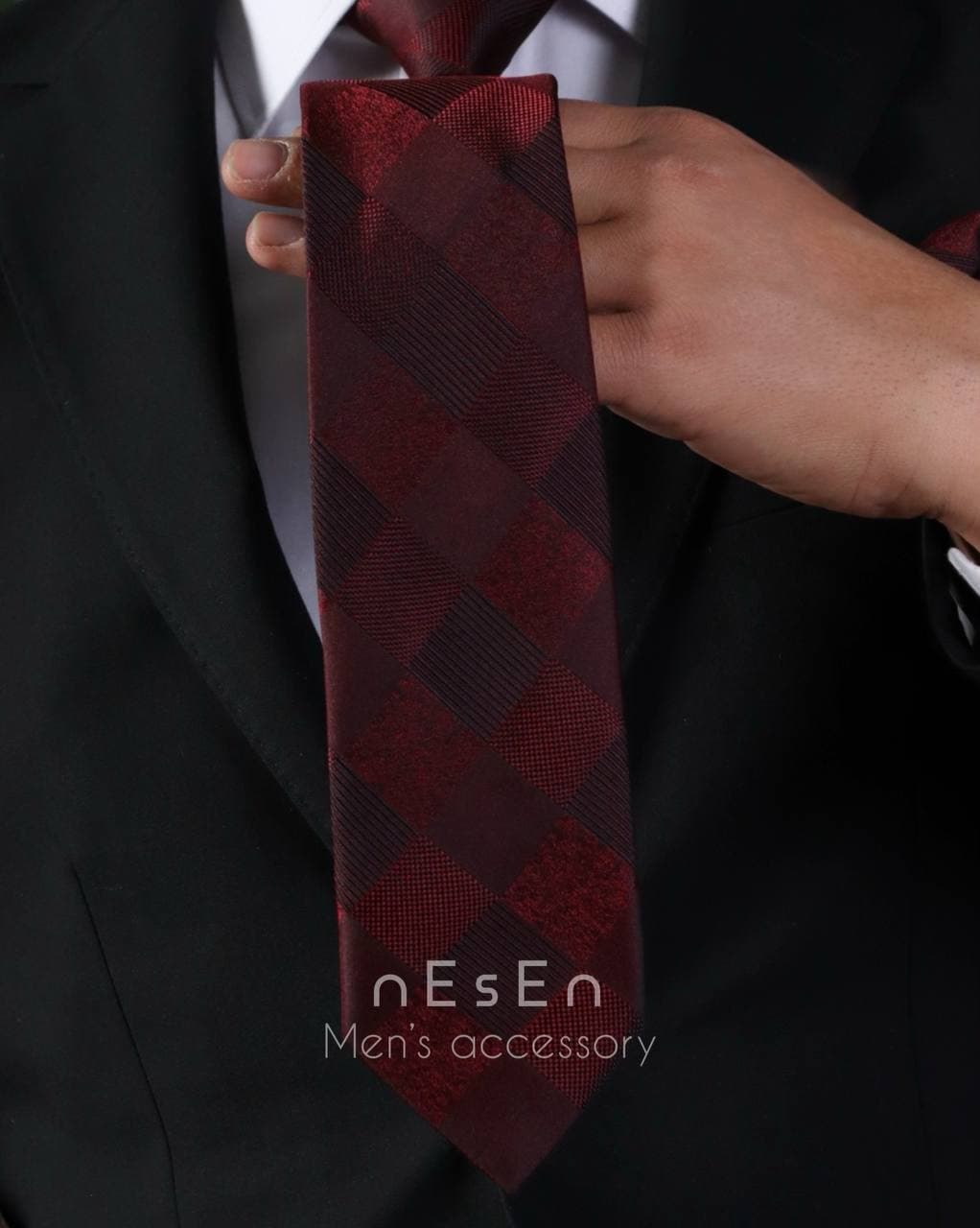 ست کراوات و پوشت مردانه NESEN – طرح چهارخانه قرمز T108 — تصویر ۲