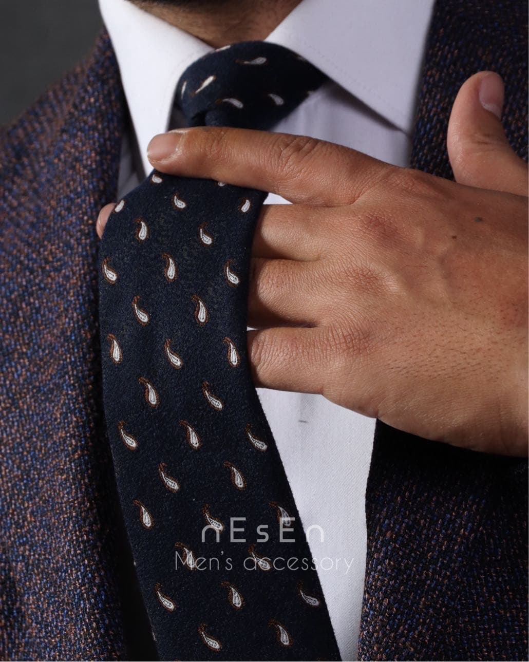 ست کروات و دستمال‌جیب پشمی مردانه NESEN – طرح خالدار سرمه‌ای T100 — تصویر ۲
