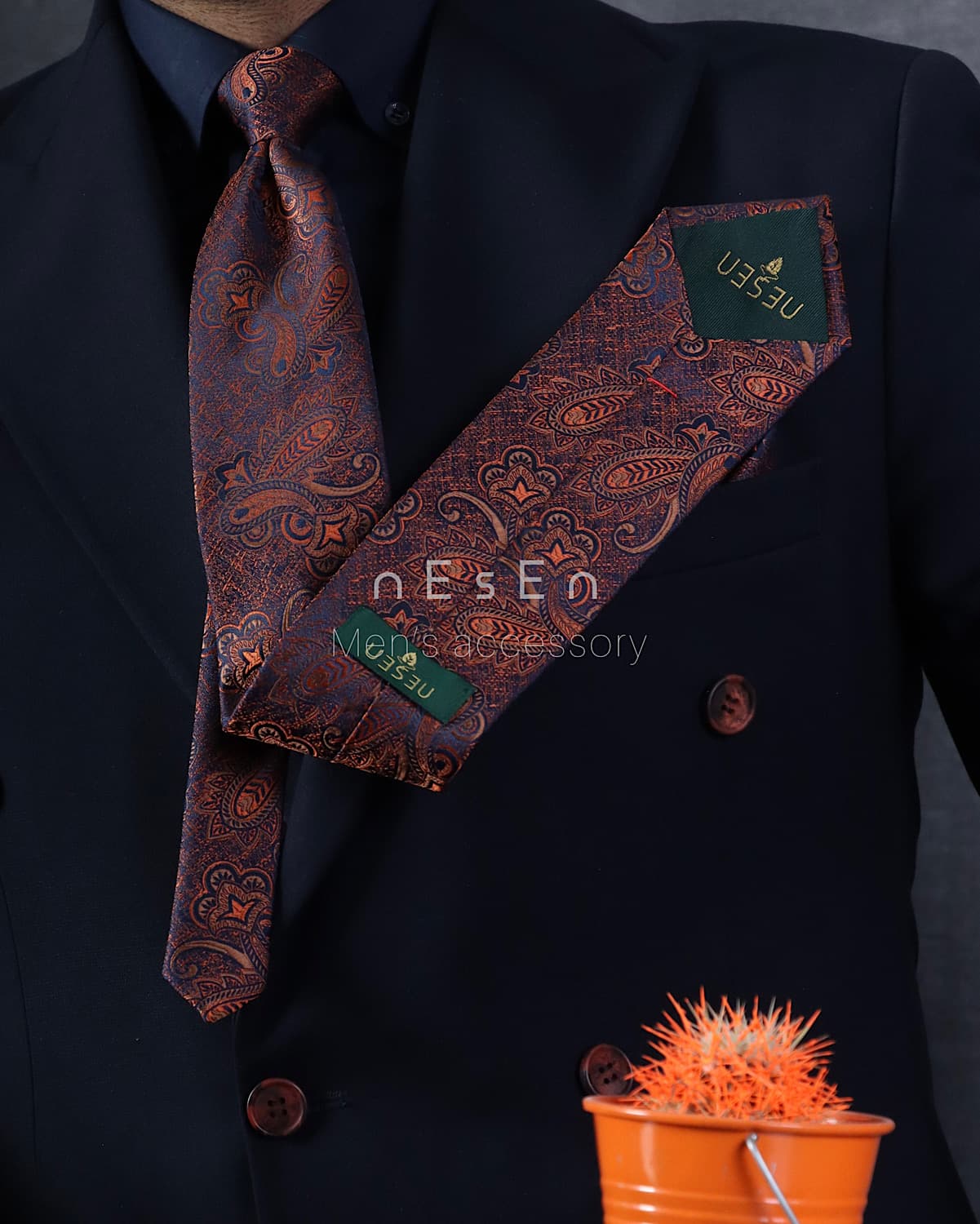 کراوات و دستمال جیب مردانه نسن | طرح بته جقه آجری سرمه ای T97 — تصویر ۲