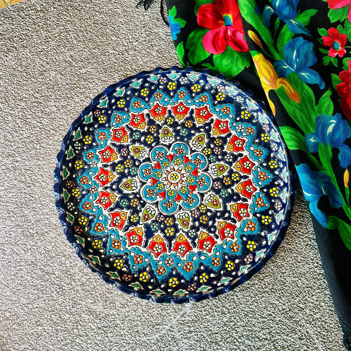 سینی گرد میناکاری ۳۰ سانتی روی سفال — تصویر ۲