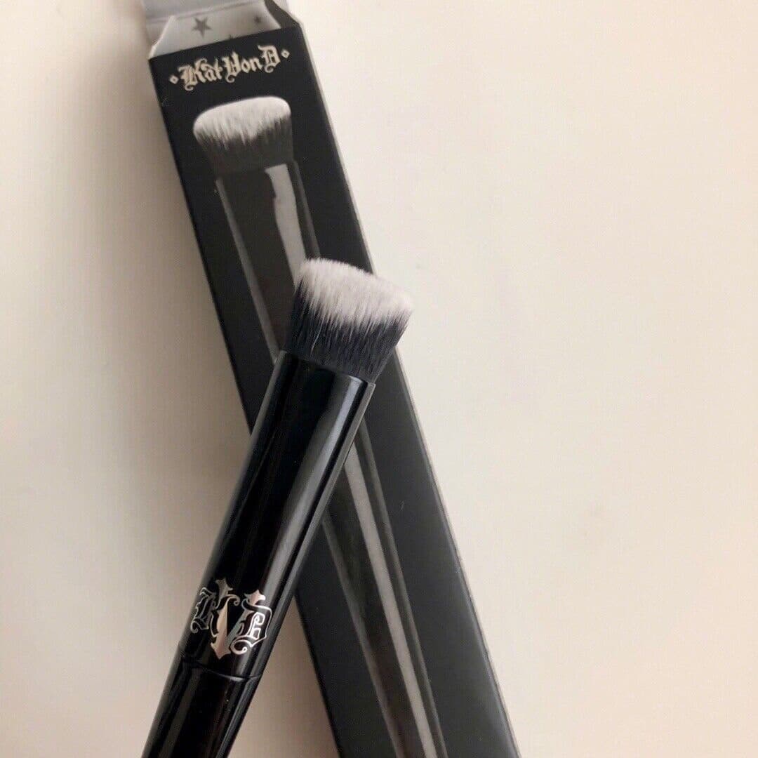 براش کانسیلر کت ون دی شماره 40 | KVD Lock It Edge Cobcealer Brush – 40 — تصویر ۴