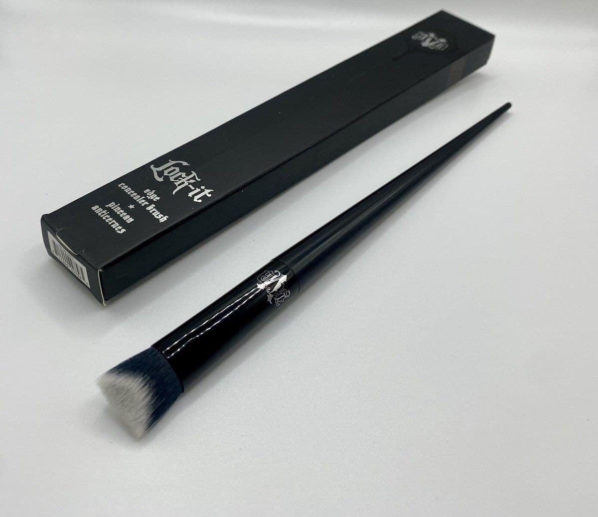 براش کانسیلر کت ون دی شماره 40 | KVD Lock It Edge Cobcealer Brush – 40 — تصویر ۲