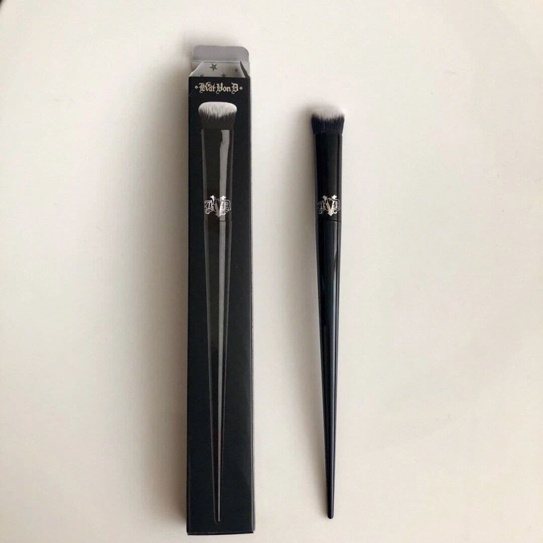 براش کانسیلر کت ون دی شماره 40 | KVD Lock It Edge Cobcealer Brush – 40 — تصویر ۳