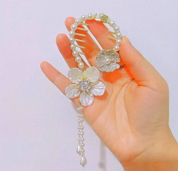 گیره گوجه ای گل سفید نگین دار L889 — تصویر ۳