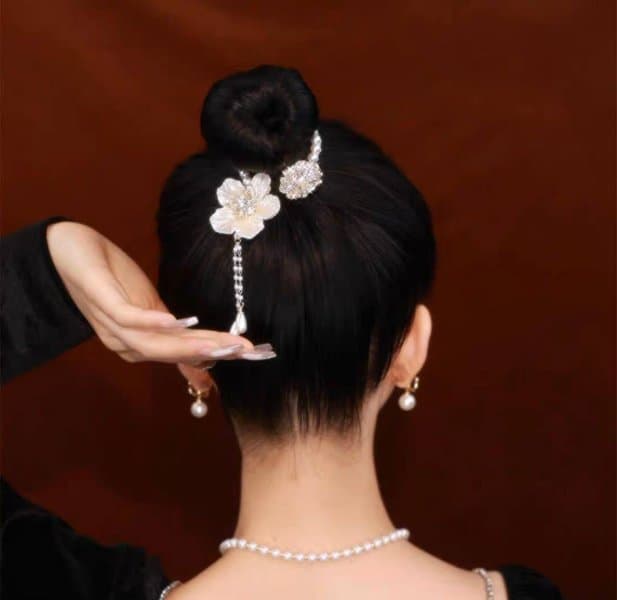 گیره گوجه ای گل سفید نگین دار L889