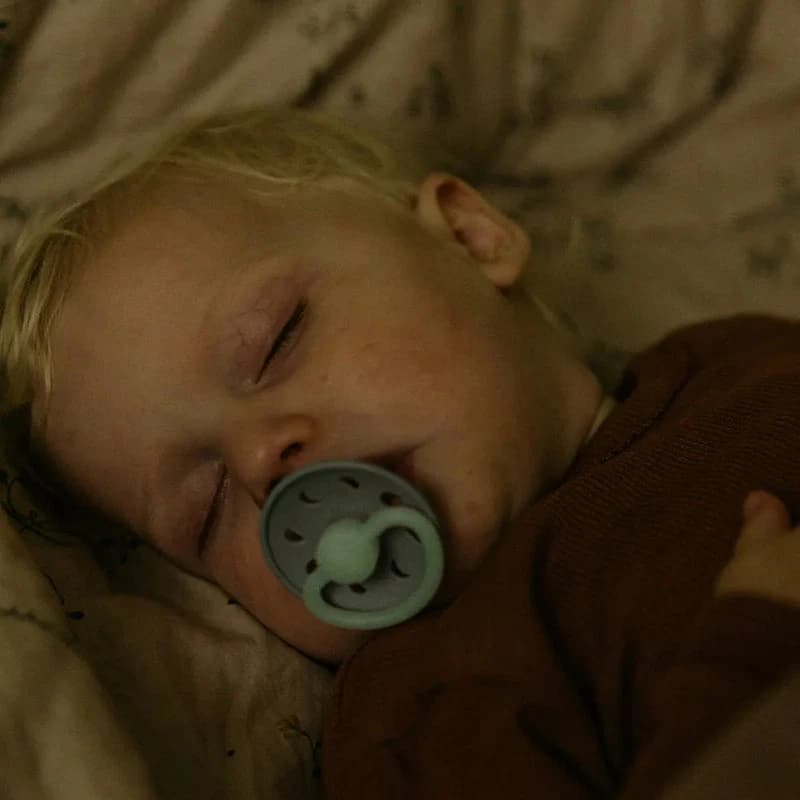 پستانک ۰ تا ۶ ماه لاتکس فریگ FRIGG Moon Phase Night سبز شب تاب — تصویر ۳