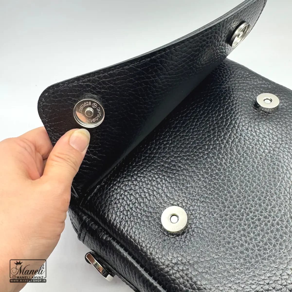 کیف رودوشی چرم طبیعی مشکی کروکودیلی ریز — تصویر ۳
