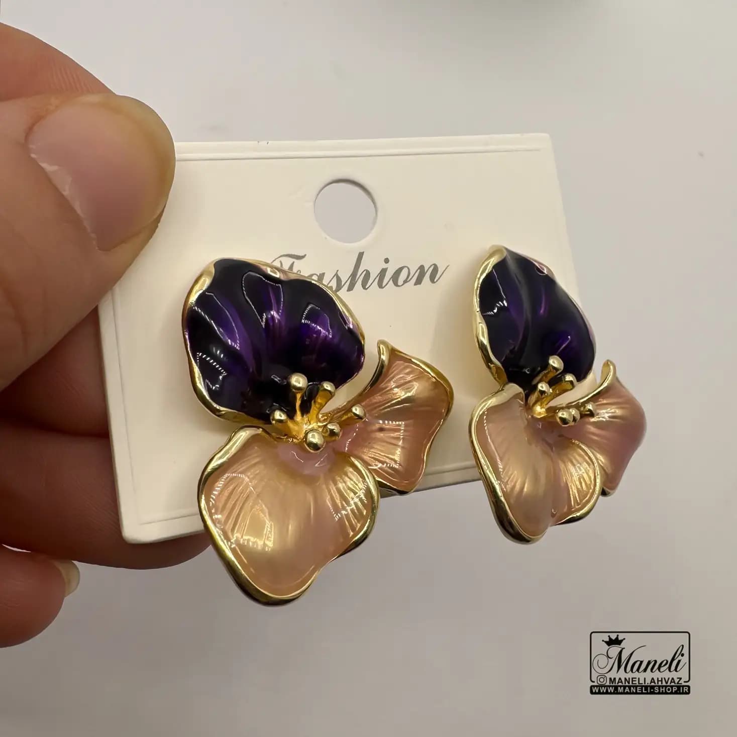 گوشواره طلایی میخی طرح گل — تصویر ۳